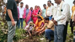 देवला बाई की आँसू भरी आँखों ने पिघलाया दिल : विधायक यशोदा वर्मा ने दी मंदिर निर्माण की सौगात,03 लाख की घोषणा