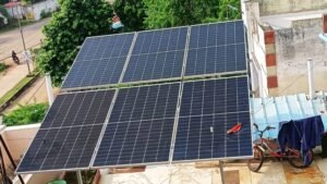 खैरागढ़ की भारती सिंह बनीं ‘ऊर्जा उत्पादक’ — सोलर रूफटॉप से घर बना मिनी पावरहाउस