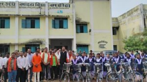 साईकिल पाकर छात्राओं के खिले चेहरे, बोली धन्यवाद विक्रांत सर