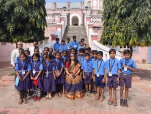 राज्यपाल के गोद लिए गांव से पहुंचे नन्हे मेहमान, कुलपति ने किया संगीत शिक्षा के लिए प्रेरित….