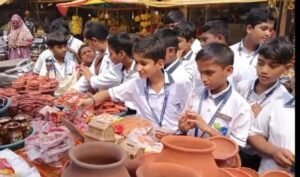 सड़क पर बैठने वाले स्थानीय दुकानदारों के चेहरे पर मुस्कान लाने केएच ग्रुप ऑफ सकूल्स के बच्चे पहुंचे मार्केट, खरीदा दीया, बाती और रंगोली