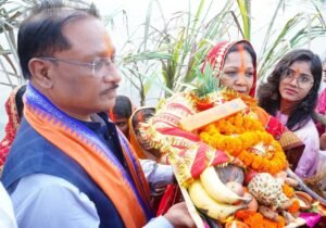 मुख्यमंत्री साय ने कुनकुरी छठ घाट में सूर्य को दिया अर्घ्य:प्रदेश के सुख, समृद्धि और खुशहाली की कामना की