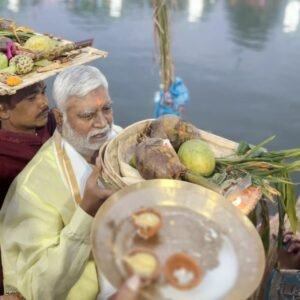 विधानसभा के पूर्व अध्यक्ष प्रेमप्रकाश पाण्डेय ने आज प्रातः सेक्टर -2 छठ तालाब पहुंचकर उदीयमान सूर्य को अर्घ्य देकर पूजा- अर्चना की