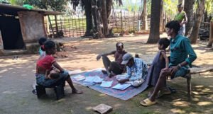 जंगल-पहाड़ों के रास्तों से मतदाताओं तक पहुंच रही टीम..