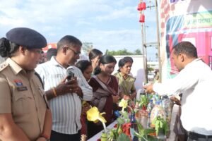 राज्योत्सव : विधायक, जिला पंचायत अध्यक्ष सहित जनप्रतिनिधियों ने देखी चित्रकला व विभागीय प्रदर्शनी