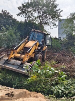 जिला न्यायालय के आदेश पर भवन को ढ हाया गया