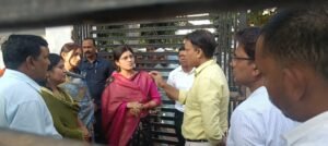 *फसल क्षतिपूर्ति और कर्ज माफी की मांग पर अड़े किसान हजारों अन्नदाता सड़कों पर उतरे,चार घंटे बाद कलेक्टर से हुई बातचीत