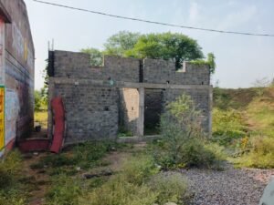 बीते दो वर्ष से अधूरा पड़ा शौचालय, जिम्मेदार दिखा रहे अंगूठा