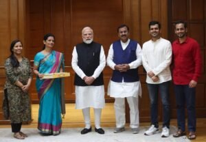 प्रधानमंत्री मोदी से सपरिवार सांसद विजय बघेल ने की मुलाकात