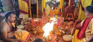 हरि कीर्तन नाम यज्ञ में जुटे श्रद्धालु