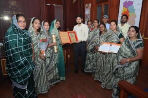 कलेक्टर सिंह से मिनीमाता सम्मान से सम्मानित ललेश्वरी साहू ने की भेंट