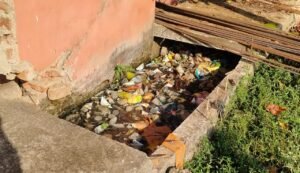 धमधा अस्पताल परिसर में नाली जाम, बदबू और मच्छरों से मरीज बेहाल — सफाई व्यवस्था पर उठे सवाल