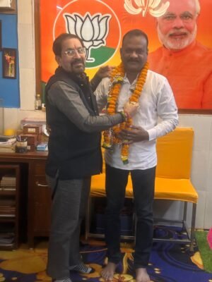श्रम कल्याण बोर्ड के अध्यक्ष राज्यमंत्री दर्जा प्राप्त योगेश दत्त मिश्रा आज नवनियुक्त जिला भाजपा उपाध्यक्ष चिन्ना केशवलु से मिलने निवास पहुँचे