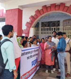 मोहल्ले तोड़ने के विरोध और अवैध शराब बिक्री के खिलाफ नागरिकों ने मंत्री गजेंद्र को सौंपा ज्ञापन