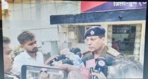 CRIME BREAKING :- इस्पात नगरी भिलाई के जामुल थाना क्षेत्र में शुक्रवार 14 नवंबर को हमलावरों ने युवक पर की फायरिंग: निशाना चूका, कान से छूकर निकली गोली, दीवारों पर मिले गोली के निशान, खाली खोखे बरामद