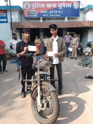 थाना सुपेला क्षेत्रान्तर्गत मॉडिफाइड साईलेन्सर, प्रेशर हार्न का उपयोग करते हुए बिना हेलमेट एवं बिना ड्राइविंग लाइसेंस के बुलेट चलाने वाले नाबालिग व वाहन स्वामी के विरूध्द मोटर व्हीकल एक्ट कार्यवाही