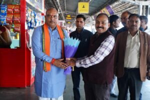 विधायक ललित चंद्राकर ने अयोध्या दर्शन के लिए विशेष ट्रेन को दुर्ग रेल्वे स्टेशन से हरि झंडी दिखाकर किया रवाना