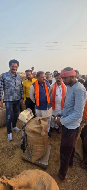 सांसद संतोष पांडेय ने धान खरीदी केंद्र का भाजपा नेताओं के साथ किया निरीक्ष