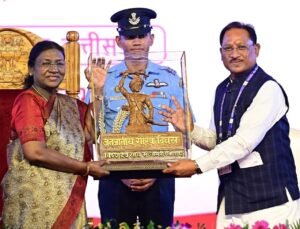 जनजातीय गौरव दिवस समारोह का ऐतिहासिक क्षण : मुख्यमंत्री विष्णु देव साय ने राष्ट्रपति द्रौपदी मुर्मु को भेंट की धरती आबा भगवान बिरसा मुंडा की बस्तर आर्ट प्रतिमा