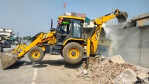 “सटोरिया उपसरपंच प्रतिनिधि पर प्रशासन का बुलडोज़र! अवैध निर्माण ढहा – कोर्ट ने अग्रिम जमानत खारिज, फरार आरोपी पर इनाम घोषित”