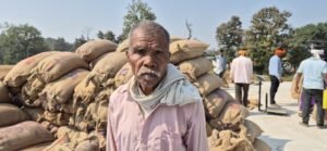 अम्बागढ़ चौकी के कलकसा के किसान धनेश राम ने स्वयं के मोबाइल से कटा टोकन, जताई खुशी..