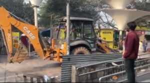 रायपुर में चौपाटी हटाने पर बवाल: कांग्रेस नेता विकास उपाध्याय गिरफ्तार, समर्थकों संग रातभर धरना – पुलिस सेंट्रल जेल लेकर पहुंची