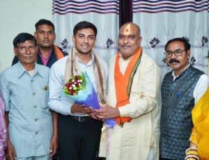 दुर्ग ग्रामीण विधायक ललित चंद्राकर ने देवेश साहू का किया सम्मान