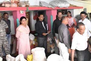कलेक्टर ने बालोद के गुजरा में फुटकर धान व्यापारी के घर में पहुँच जब्त किए धान का किया अवलोकन