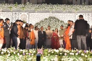 मुख्यमंत्री विष्णुदेव साय भिलाई पहुंचे, सांसद विजय बघेल के पुत्र सौरभ के विवाह समारोह में हुए शामिल