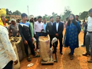 मोहला-मानपुर-अंबागढ़ चौकी जिले के प्रभारी सचिव पीएस एल्मा ने धान उपार्जन केंद्रों का किया निरीक्षण