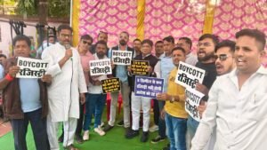 जमीन पंजीयन में गाइड लाइन दरों में बेतहाशा वृद्धि के विरोध में जिला ग्रामीण कांग्रेस अध्यक्ष राकेश ठाकुर ने प्रदर्शनकारियों को दिया समर्थन