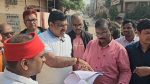 SIR को लेकर मंत्री गजेन्द्र यादव पहुँचे मतदाताओं के बीच, गणना फॉर्म शीघ्र भरने की अपील
