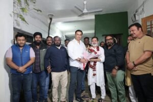 जिला कांग्रेस अध्यक्ष बनने पर मुकेश को बधाई देने पहुंचे इंद्रजीत