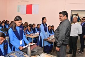 दुर्ग व राजनांदगांव जिले के विद्यालयों का स्कूल शिक्षा मंत्री गजेन्द्र यादव ने किया आकस्मिक निरीक्षण..
