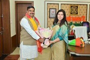 पंडित धीरेन्द्र शास्त्री की कथा का गजेंद्र को सरोज ने दिया आमंत्रण…