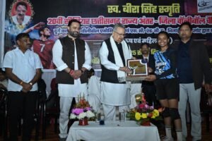 विधानसभा अध्यक्ष डॉ. सिंह 20वीं सीनियर छत्तीसगढ़ राज्य अंतर-जिला वॉलीबॉल चौंपियनशिप कार्यक्रम में हुए शामिल खिलाड़ियों से परिचय प्राप्त कर उनका उत्साहवर्धन किया