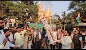 सोनिया- राहुल गांधी के खिलाफ एफआईआर का विरोध,खैरागढ़ में कांग्रेस का उग्र विरोध प्रदर्शन टैंपो चौक पर पुतला दहन….