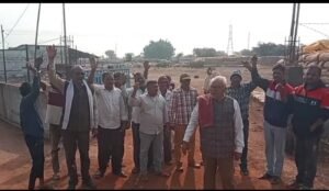 धान खरीदी की धीमी गति को लेकर किसानों ने किया खरीदी केंद्रों में प्रदर्शन