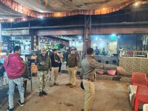 थाना कोतवाली व सोमनी क्षेत्र में पुलिस की रात्रिकालीन दबिश, 25 ढाबों की जांच – शराब परोसने व सार्वजनिक स्थान पर सेवन करने वालों पर की कार्रवाई