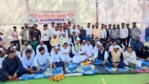 व्यापारियों पर पुलिसिया लाठीचार्ज के विरोध में विधायक देवेंद्र ने कांग्रेसजनो के साथ शुरू किया एक दिवसीय उपवास