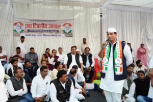 विधायक देवेन्द्र ने उपवास रखकर किया सरकार के नई गाइड लाइन का विरोध