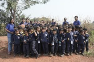 केएच टाइनी टॉट प्री प्राइमरी के बच्चों ने फार्म हाउस का किया भ्रमण,प्लांट्स पर लगे टमाटर, भिंडी, बैंगन,मिर्च देख चहक उठे