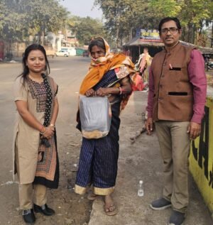 समाजसेवियों ने बांटे कंबल और गर्म वस्त्र – ‘सेवा करने से मिलता है सच्चा आनंद’