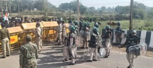 श्री सीमेंट परियोजना का विरोध : हजारो की संख्या में प्रदर्शनकारियों ने मुख्यमार्ग किया जाम, पुलिसकर्मियों को भी दौड़ाया, फिर पुलिस ने भी लिया एक्शन और दौड़ा दौड़ा कर पिट