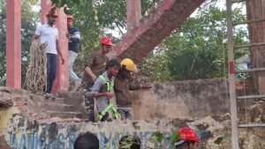 थाना भिलाई नगर सेक्टर 6 स्थित जर्जर पानी टंकी में फसे दो व्यक्ति को एसडीआरएफ टीम दुर्ग की मदद से पुलिस द्वारा सुरक्षित बचाया गया