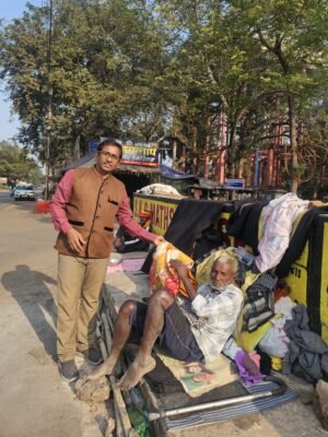 समाजसेवियों ने बांटे कंबल और गर्म वस्त्र – ‘सेवा करने से मिलता है सच्चा आनंद’