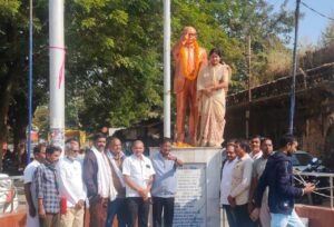 महापरिनिर्वाण दिवस पर विधायक ने अंबेडकर प्रतिमा पर अर्पित की पुष्पांजलि