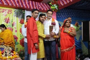 भागवत महापुराण में कथा का इंद्रजीत ने किया रसपान, व्यास पीठ को किया प्रणाम