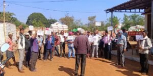 धान खरीदी की लिमिट बढ़ाने और पर्याप्त संख्या में टोकन जारी करने की मांग को लेकर किसानों ने कोड़ियां केंद्र में प्रदर्शन किया