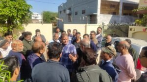 महापौर मधुसूदन यादव रिद्धी सिद्धी कालोनी पहुॅच कालोनी वासियों से हुये रूबरू